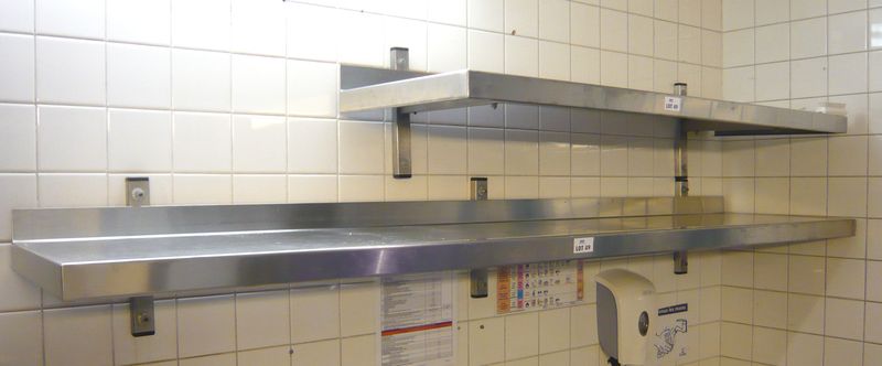 3 ETAGERES MURALES EN INOX ALIMENTAIRE. RESTAURANT PERSONNEL 1ER ETAGE.ENVIRON 4 METRES LINEAIRES.