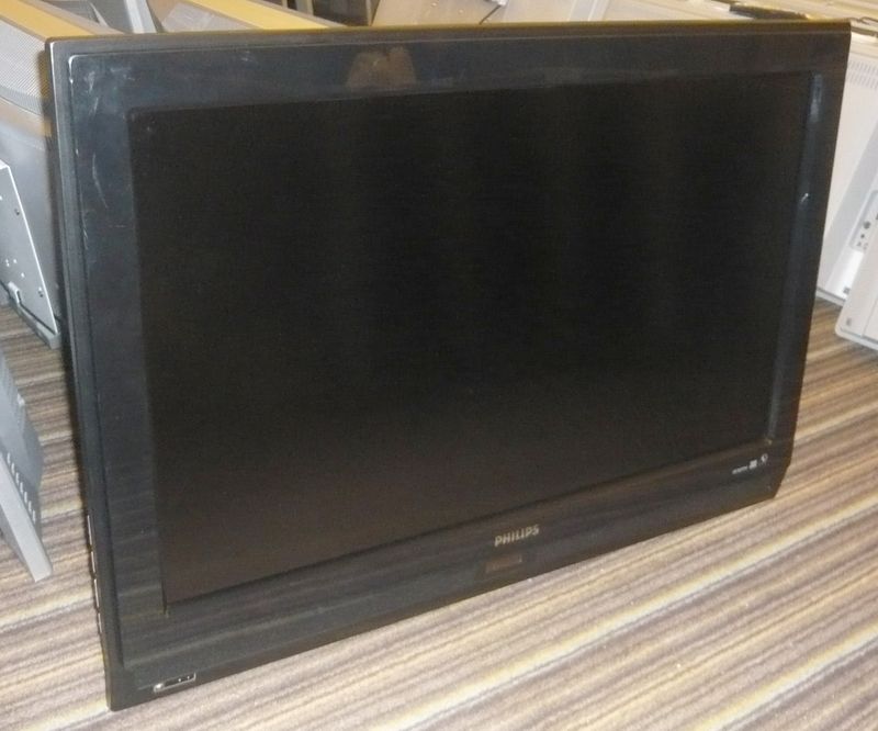 TELEVISEUR ECRAN PLAT LCD DE MARQUE PHILIPS.80 CM.  COULEUR NOIRE. NIV -1 SALON COLBERT E. 32 TV.
