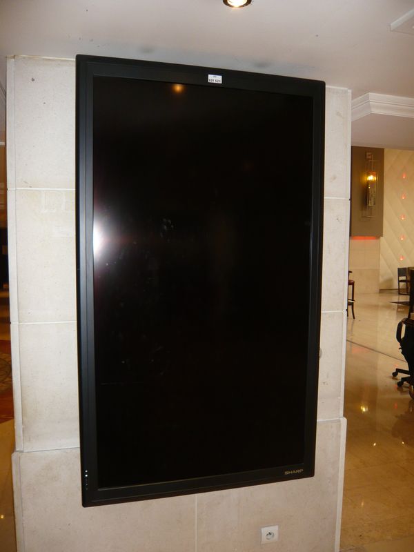 MONITEUR LCD 163 CM DE MARQUE SHARP REFERENCE PNG655RE. LOBBY.