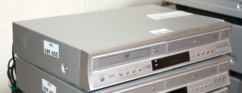 LECTEUR DVD ET VHS DE MARQUE TOSHIBA MODELE SD-24VESE AVEC TELECOMMANDE ET ODE D'EMPLOI. LOBBY.