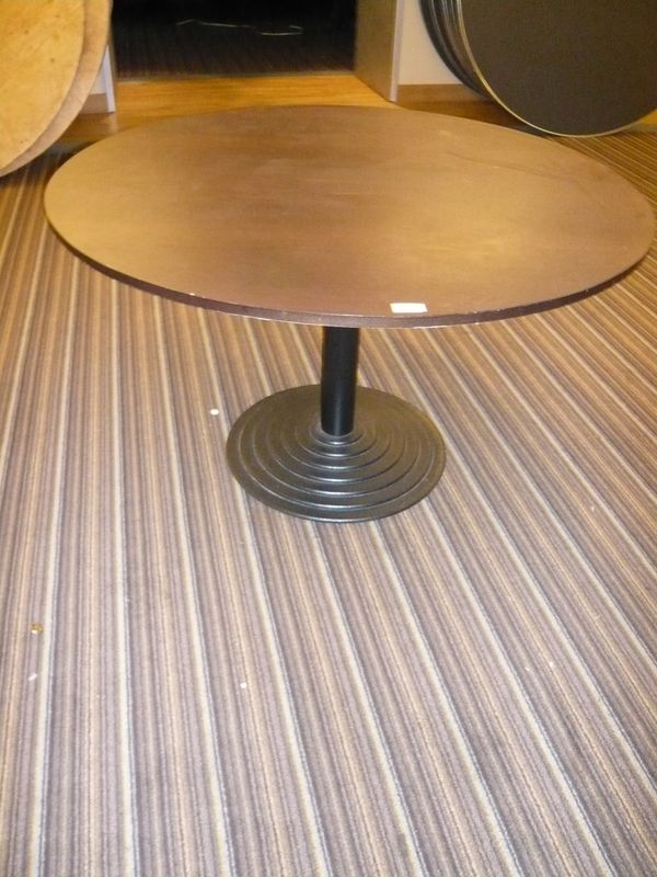 TABLE RONDE PLATEAU EN BOIS DE COULEUR FONCEE. PIETEMENT EN METAL ET SOCLE CIRCULAIRE. HAUT: 75 CM. DIAM: 126 CM.