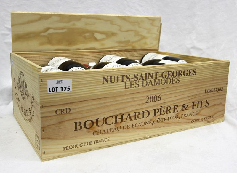 12 BOUTEILLES NUITS SAINT GEORGES 1ER CRU LES DAMODES 2006 DOMAINE BOUCHARD PERE ET FILS CAISSE BOIS D'ORIGINE TVA INCLUSE ET RECUPERABLE POUR LES ASSUJETTIS.