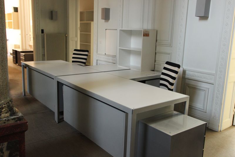 MOBILIER DE BUREAU COMPRENANT, 2 BUREAUX AVEC RETOUR BLANC ET GRIS, 3 CAISSONS, 1 GRAND CAISSON, 2 CHAISES DE BUREAU 1 ETAGERE ET 1 TABLE CARREE. 1E ETAGE, COULOIR.