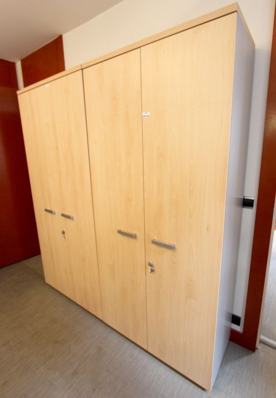 2 PLACARDS A 2 PORTES EN BOIS CLAIR. HAUT : 180 CM ; LARG ; 90 CM ; PROF : 45 CM. 2E ETAGE. BUREAU 58.