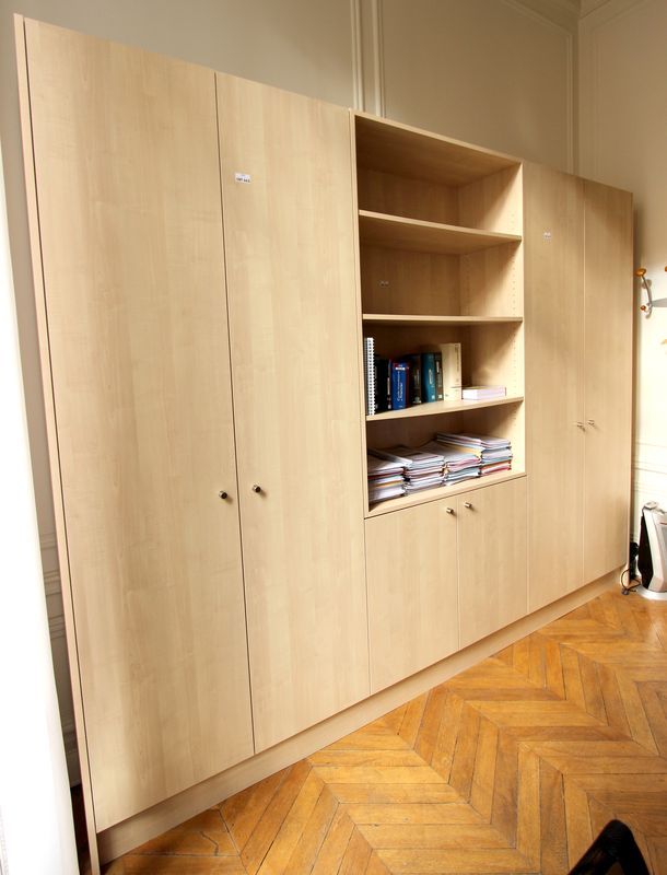 BIBLIOTHEQUE EN BOIS CLAIR A 6 PORTES ET ETAGERES. HAUT : 240 CM ; LARG : 300 CM ; PROF : 40 CM. 1E ETAGE CIMAROSA BUREAU 103.