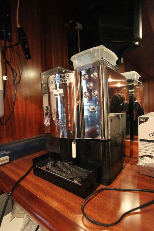 MACHINE A CAFE QUICK MODELE DAL 1955 ET SON MOULIN INCORPORE. -1 CAFETERIA.