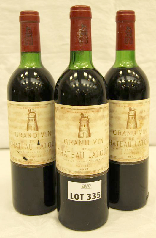 3 BOUTEILLES CHATEAU LATOUR 1977 1ER GRAND CRU CLASSE PAUILLAC ETIQUETTES TACHEES ET ABIMEES NIVEAUX TRES LEGEREMENT BAS.