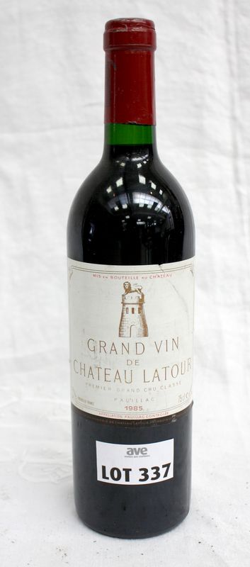 1 BOUTEILLE CHATEAU LATOUR 1985 1ER GRAND CRU CLASSE PAUILLAC ETIQUETTE LEGEREMENT ABIMEE.