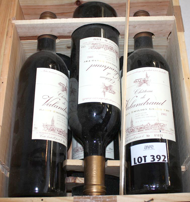 6 BOUTEILLES CHATEAU VALANDRAUD 1992 GRAND CRU CLASSE SAINT EMILION EN CAISSE BOIS D’ORIGINE.