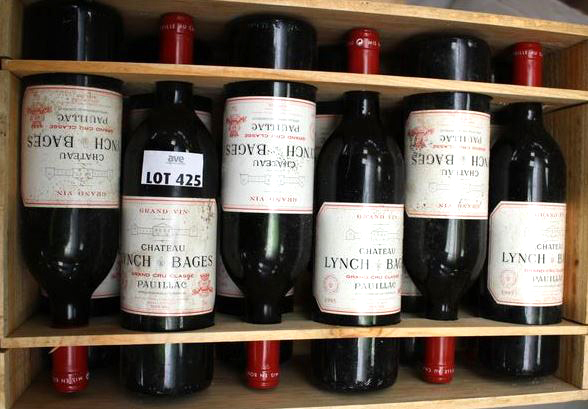 12 BOUTEILLES CHATEAU LYNCH BAGES 1995 EN CAISSE BOIS D’ORIGINE, ETIQUETTES LEGEREMENT SALES.