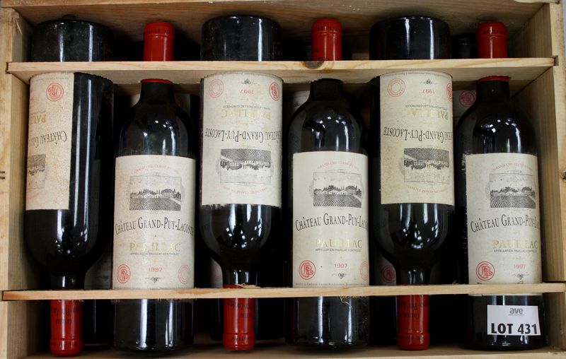 12 BOUTEILLES CHATEAU GRAND PUY LACOSTE 1997 5EME GRAND CRU CLASSE PAUILLAC EN CAISSE BOIS D’ORIGINE, ETIQUETTES TRES LEGEREMENT SALES DONT UNE ABIMEE.