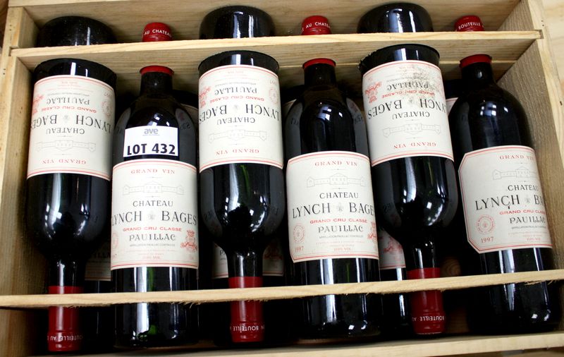 12 BOUTEILLES CHATEAU LYNCH BAGES 1997 5EME GRAND CRU CLASSE PAUILLAC EN CAISSE BOIS D’ORIGINE, UNE ETIQUETTE ABIMEE.