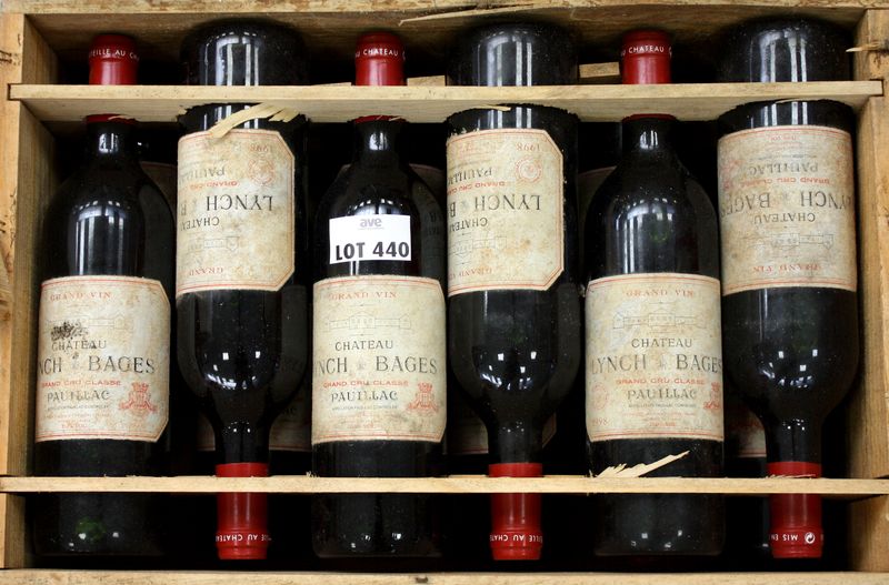 12 BOUTEILLES CHATEAU LYNCH BAGES 1998 5EME GRAND CRU CLASSE PAUILLAC EN CAISSE BOIS D’ORIGINE, ETIQUETTES SALES.