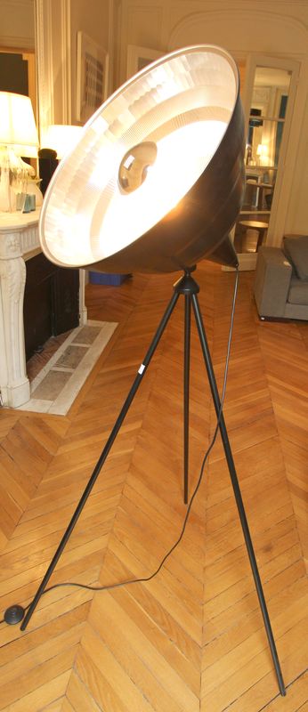 LAMPADAIRE TRIPODE TYPE ECLAIRAGE DE PHOTOGRAPHE NOIR. H : 170 L : 54 P :90 CM.