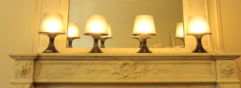 4 PETITES LAMPES DE FORME DIABOLO EN PLASTIQUE GRIS.
