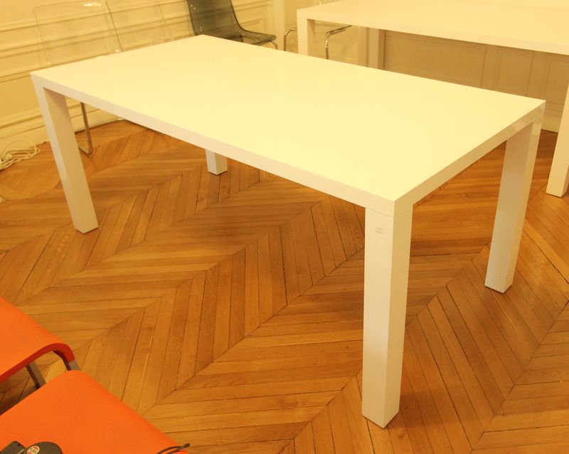 TABLE RECTANGULAIRE A PIETEMENT A SECTION CARREE LAQUEE BLANCHE. H : 76 L : 180 P : 90 CM.