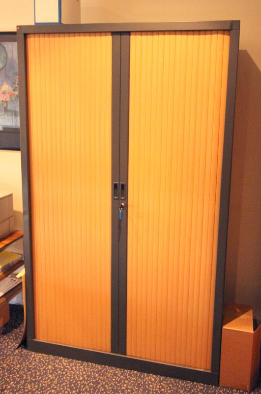 1 GRANDE ARMOIRE METALLIQUE A PORTES RIDEAUX. HAUT : 198 ; LARG : 100 ; PROF : 43 CM. LOT VENDU A L'UNITE AVEC FACULTE DE REUNION.