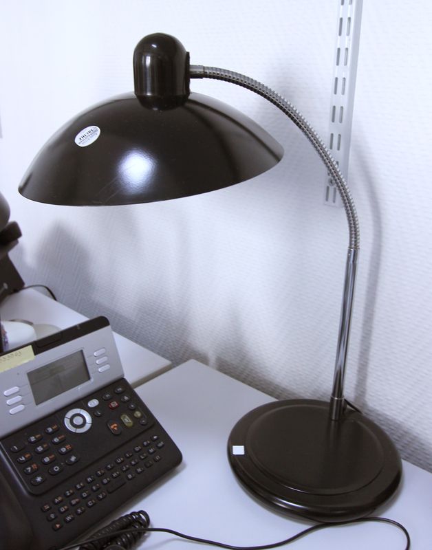 1 LAMPE DE BUREAU A INTERRUPTEUR TACTILE SUR L'ABAT JOUR. LOT VENDU A L'UNITE AVEC FACULTE DE REUNION.