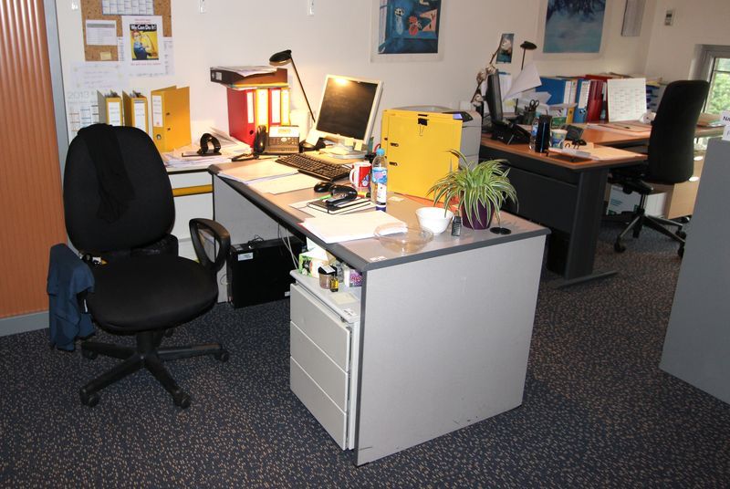 2 BUREAUX DROITS EN BOIS CLAIR ET PIETEMENT METAL, 3 TABLES D'APPOINT EN BOIS CLAIR ET PIETEMENT METAL, 2 BUREAUX EN BOIS STRATIFIE GRIS, 2 FAUTEUILS DE BUREAU, 2 CHAISES DACTYLO, 1 PERROQUET, 5 CAISSONS,  4 CORBEILLES A PAPIER ET 1 CHARIOT A ROULETTES. ON Y JOINT 1 ETAGERE DE 160 CM DE LONG ET 3 EQUERRES. BUREAU 2. MEZZANINE. 8E ETAGE.