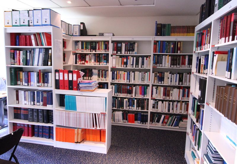 BIBLIOTHEQUE EN BOIS STRATIFIE BLANC. ENV 15.5 M LINEAIRE.SOIT 17 UNITES. BUREAU 3. MEZZANINE. 8E ETAGE.