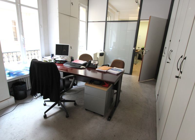 5 BUREAUX DROITS, 4 CAISSONS, 1 CAISSON HAUT, 3 FAUTEUILS DE BUREAU, 3 CHAISES DACTYLO, 5 CHAISES VISITEUR, 1 PERROQUET, 3 CORBEILLES A PAPIER, 6 ARMOIRES A 2 PORTES, 1 HALOGENE ET 2 TABLES D'APPOINT. 3E ETAGE. COUJON.