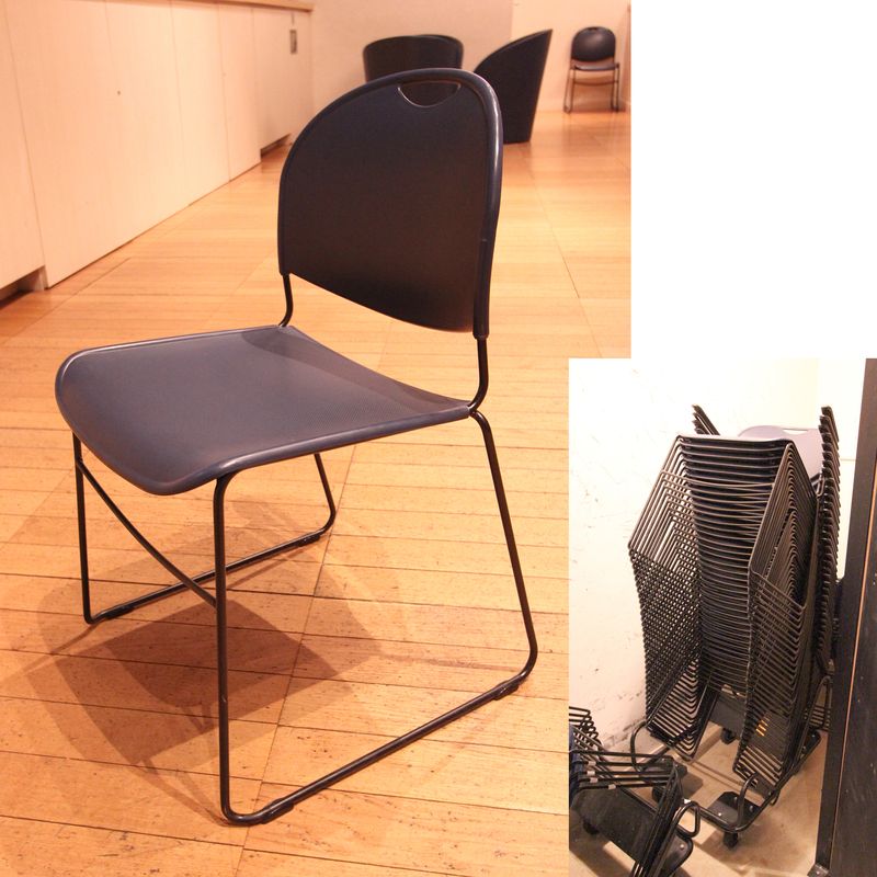 1 CHAISE EMPILABLE EN METAL NOIR ET GARNITURE DE PLASTIQUE BLEU. LOT VENDU A L'UNITE AVEC FACULTE DE REUNION.