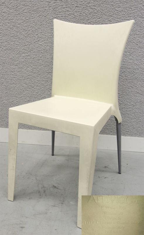 ARRMET. ROBBY CANTARUTTI E CLAUDIO BIFERALI. 1 CHAISE BLANCHE MODELE JO. LOT VENDU A L'UNITE AVEC FACULTE DE REUNION.