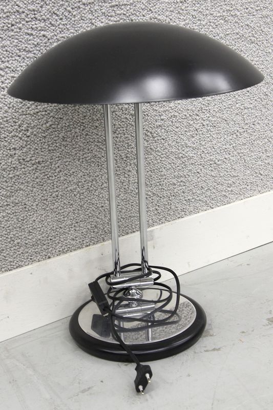 1 LAMPE DE BUREAU ALUMINOR EN METAL NOIR. LOT VENDU A L'UNITE AVEC FACULTE DE REUNION.