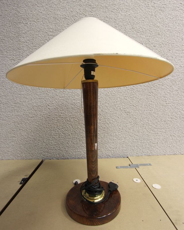 1 LAMPE DE BUREAU. LE PIETEMENT EN BOIS.