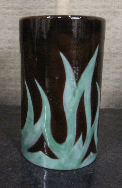 Vase à décor vert sur fond brun. Dessin de Jean Picard Le Doux. Sant Vicens