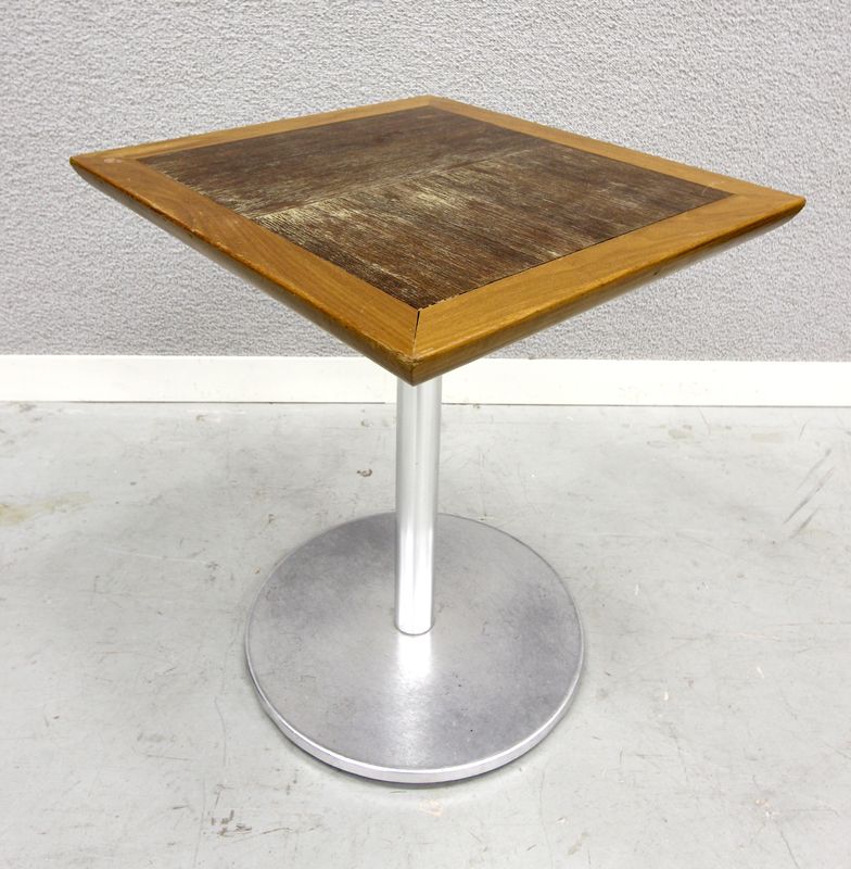 INDECASA. TABLE GUERIDON A PLATEAU EN BOIS ET PIETEMENT METALLIQUE. DIM DU PLATEAU : 66 X 60 CM ; HAUT : 73 CM. VENDUE A L'UNITE AVEC FACULTE DE REUNION.