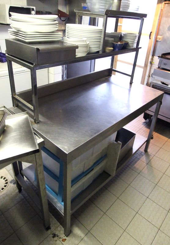 TABLE DE SERVICE EN INOX ADOSSEE AVEC UNE ETAGERE EN DESSOUS SURMONTEE DE DEUX ETAGERES ET UN PETIT TIROIR. HAUTEUR : 83 CM. LARGEUR : 1 METRE 40 CM. PROFONDEUR : 70 CM.  LOT VENDU SUR DESIGNATION.