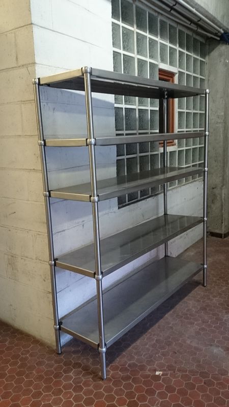 ETAGERE EN INOX. 176 X 150 X 43 CM.