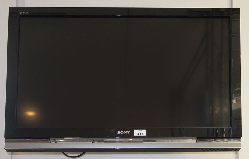 TELEVISION DE MARQUE SONY MODELE BRAVIA KDN 3W4000. ON Y JOINTS SON SUPPORT MURALE. ACCEUIL.