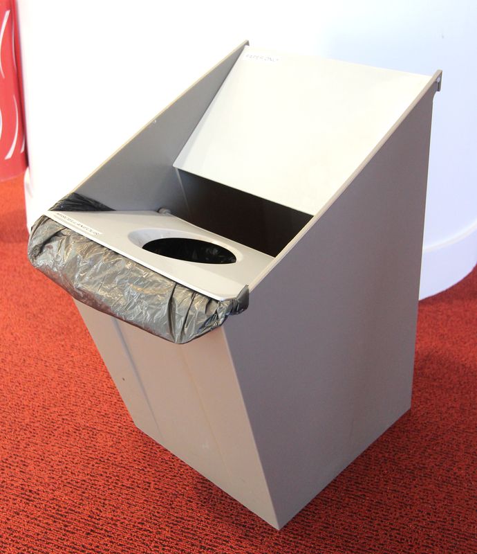 POUBELLE A TRI SELECTIF EN PLASTIQUE GRIS. LOT DE 3 POUBELLES.