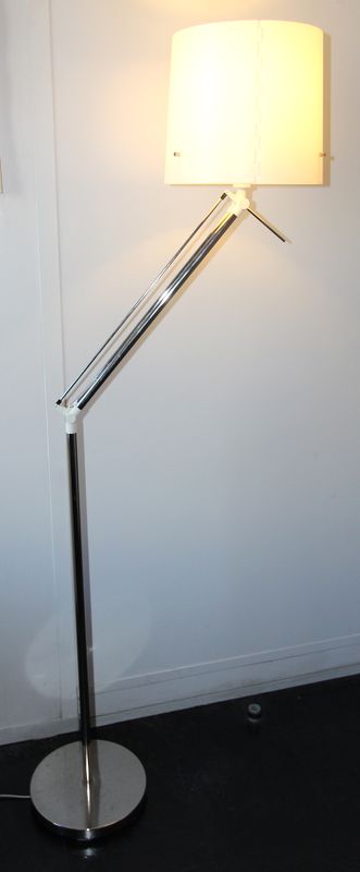LAMPADAIRE EN METAL CHROME A FUT ARTICULE ET ABAS-JOUR EN PVC BLANC. BUREAU MOS806, 8E ETAGE.