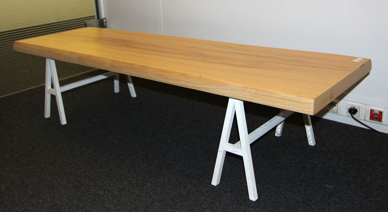 TABLE BASSE EN BOIS DESIGN PAR KRISTAN HALLEROÜD BY IKEA. HAUTEUR: 36, PLATEAU : 150 x 46 CM. BUREAU MOS 516.