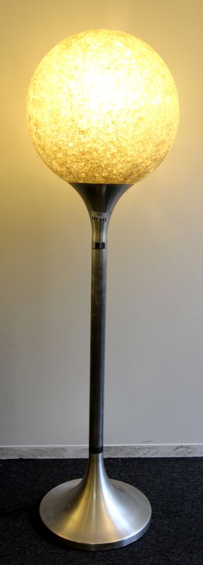 LAMPADAIRE SPHERE EN PVC ET ALUMINIUM. HAUTEUR :  143 CM. BUREAU MOS 516.