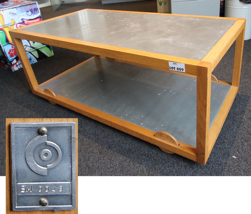 TABLE BASSE RECTANGULAIRE A ROULETTES  EN BOIS BLOND ET PLAQUES DE METAL. BUREAU MOS 601-603.