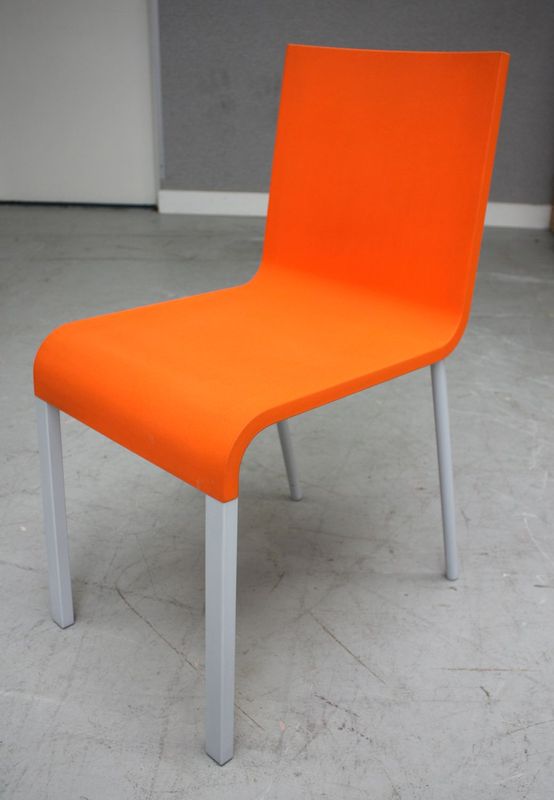 MARTIN VAN SEVEREN EDITION VITRA. CHAISE 03. EN POLYURETHANE ORANGE ET PIETEMENT EN METAL GRIS. HAUTEUR : 80 CM. VENDU A L'UNITE AVEC FACULTE DE REUNION.