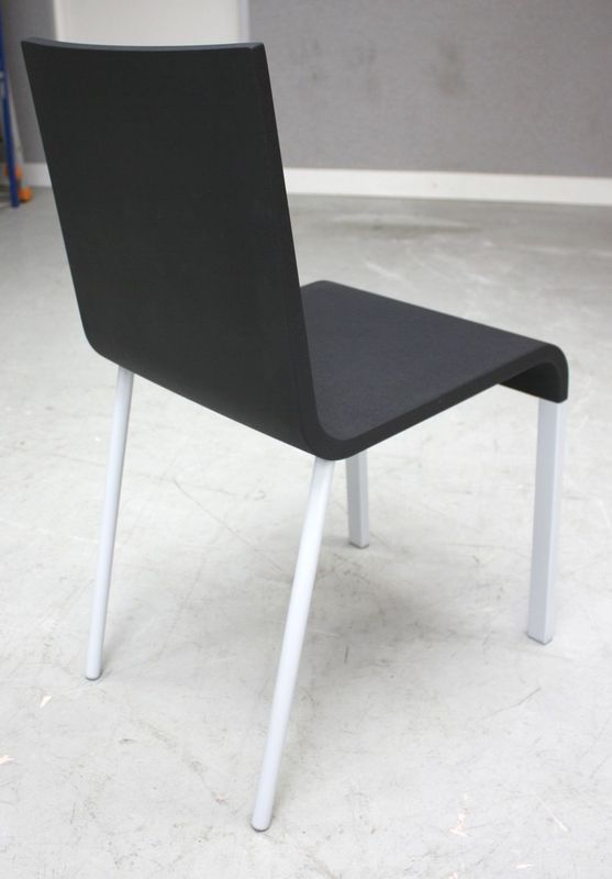 MARTIN VAN SEVEREN EDITION VITRA. CHAISE 03. EN POLYURETHANE NOIR  ET PIETEMENT EN METAL GRIS. HAUTEUR : 80 CM. VENDU A L'UNITE AVEC FACULTE DE REUNION.