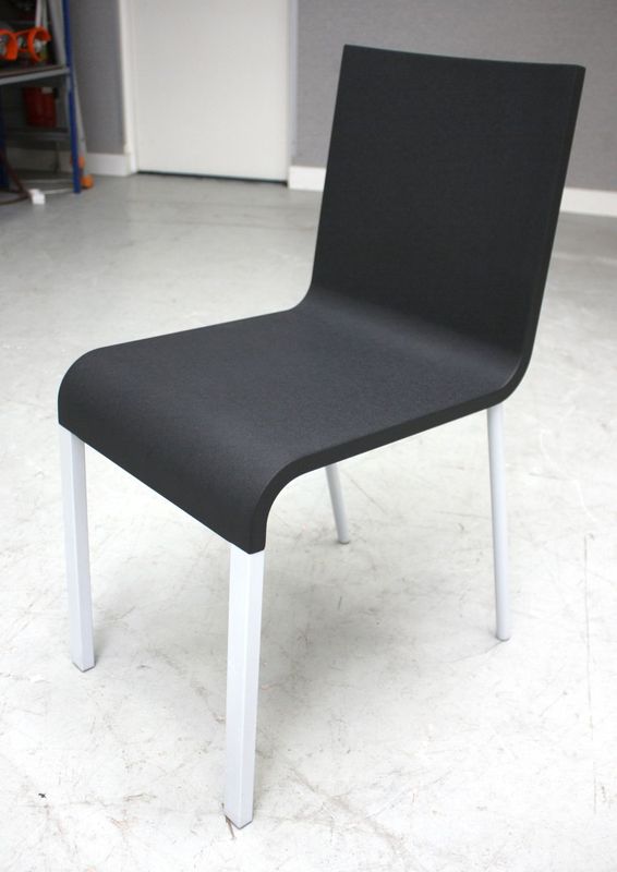 MARTIN VAN SEVEREN EDITION VITRA. CHAISE 03. EN POLYURETHANE NOIR  ET PIETEMENT EN METAL GRIS. HAUTEUR : 80 CM. VENDU A L'UNITE AVEC FACULTE DE REUNION.