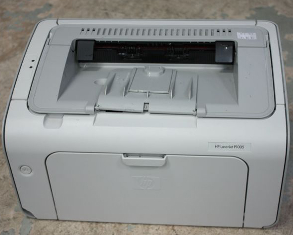 IMPRIMANTE LASER NOIR ET BLANC DE MARQUE HP MODELE LASERJET 1005. LOT VENDU A L'UNITE AVEC FACULTE DE REUNION.