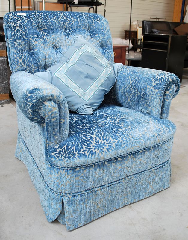 BERGERE A DOSSIER LEGEREMENT RENVERSE A GARNITURE DE VELOURS FLEURI BLEU SUR FOND BEIGE. HAUTEUR : 93 CM. ON Y JOINT UN COUSSIN BLEU.