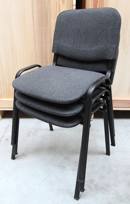 3 CHAISES EMPILABLES ARMATURE EN ACIER LAQUE NOIR ET ASSISE ET DOSSIER EN TISSU GRIS ANTHRACITE. VENDU A L'UNITE AVEC FACULTE DE REUNION.