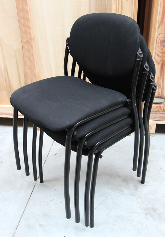 4 CHAISES EMPILABLES ARMATURE EN ACIER LAQUE NOIR, ASSISE ET DOSSIER EN TISSU NOIR. VENDU A L'UNITE AVEC FACULTE DE REUNION..