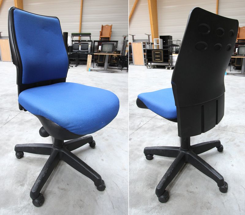 CHAISE DE BUREAU A ROULETTES, ASSISE ET DOSSIER EN TISSU DE COULEUR BLEU DE MARQUE STEELCASE. VENDUE A L'UNITE AVEC FACULTE DE REUNION.