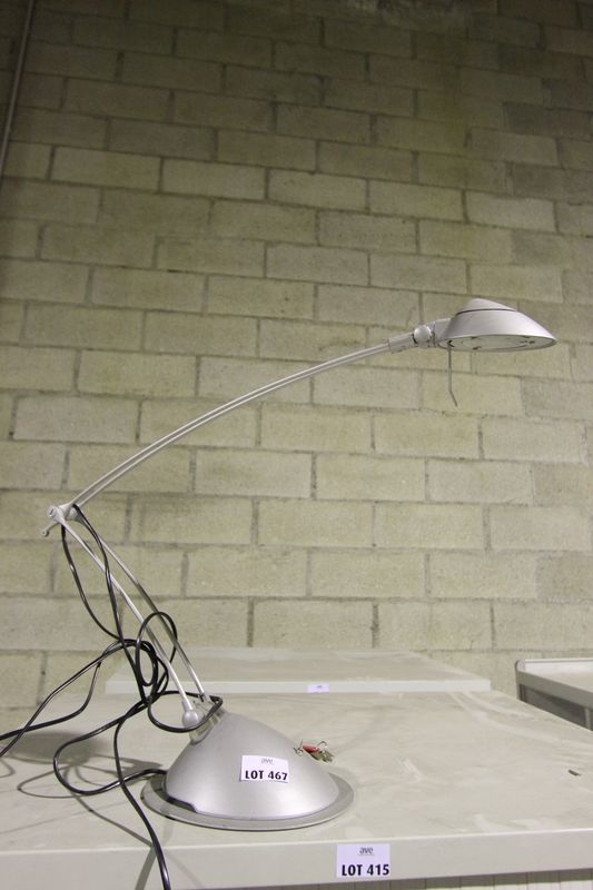LAMPES DE BUREAU HALOGENES DIVERSES EN PLASTIQUE ET METAL, ENVIRON 30 PIECES.