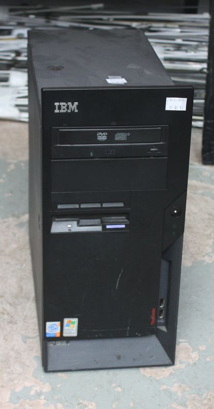 UNITE CENTRALE DE MARQUE IBM MODELE THINKCENTRE 8189-7JG. FERMETURE A CLE INTEGREE.