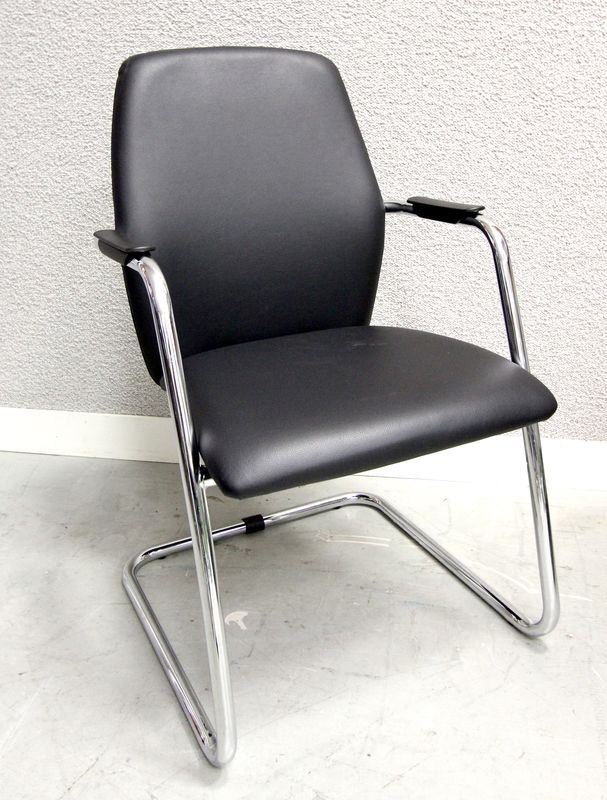 FAUTEUIL VISITEUR A PIETEMENT EN PORTE A FAUX EN METAL CHROME A GARNITURE DE SIMILI CUIR NOIR. H: 89 CM.